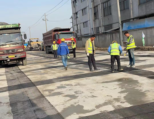 全南老材料的新故事：玻璃纤维土工格栅如何在‘白改黑’浪潮中重获新生？