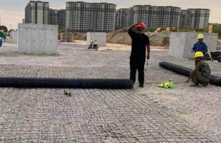 全南土工格栅铺设前地基要怎么处理？